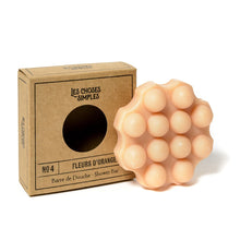Laden Sie das Bild in den Galerie-Viewer, LES CHOSES SIMPLES Feste Duschseife mit Massagenoppen No. 4 "Fleurs d'Oranger" (Orangenblüten)