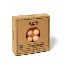 Laden Sie das Bild in den Galerie-Viewer, LES CHOSES SIMPLES Feste Duschseife mit Massagenoppen No. 4 "Fleurs d'Oranger" (Orangenblüten)