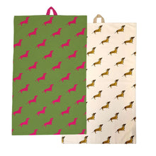 Laden Sie das Bild in den Galerie-Viewer, KERA TILL - Geschirrtuch Set Dackel (Pink auf Waldgrün / Braun auf Sand)